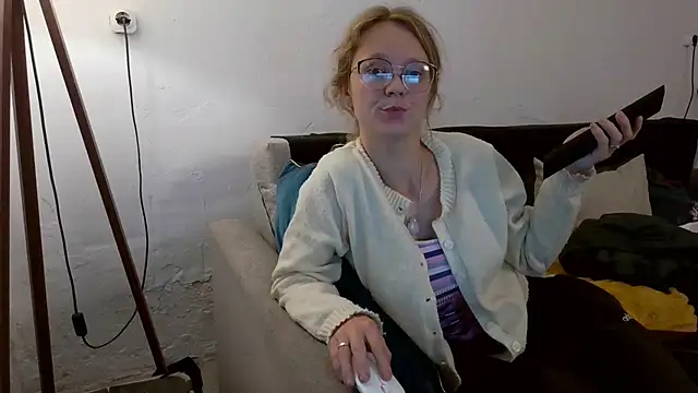Snapshot of little-leni chatting on June 2, 7:16 pm little-leni online show from June 2, 7:16 pm