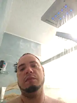 Snapshot of latinoflpr chatting on December 17, 1:33 am latinoflpr online show from December 17, 1:33 am