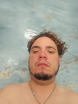 Snapshot of latinoflpr chatting on January 17, 2:27 am latinoflpr online show from January 17, 2:27 am