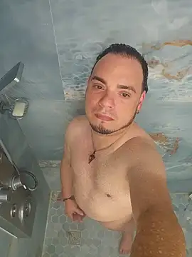 Snapshot of latinoflpr chatting on January 18, 3:32 am latinoflpr online show from January 18, 3:32 am