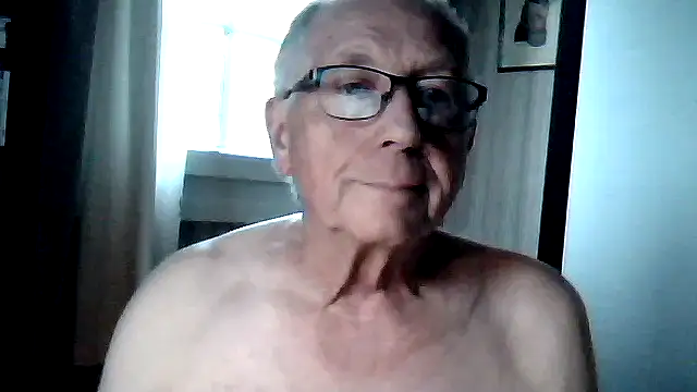 Snapshot of johnjohn622662 chatting on June 8, 3:45 pm johnjohn622662 online show from June 8, 3:45 pm