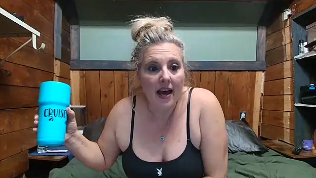 Snapshot of lisaxlovexxx chatting on May 2, 1:43 am lisaxlovexxx online show from May 2, 1:43 am