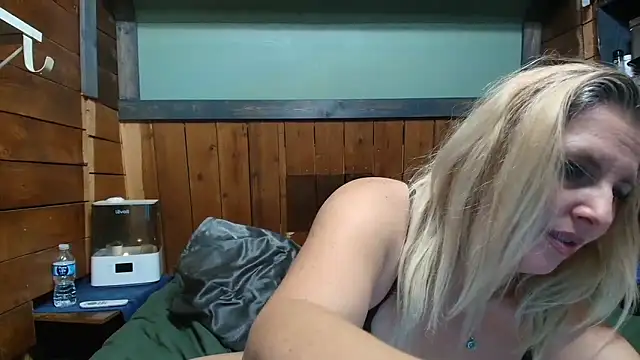 Snapshot of lisaxlovexxx chatting on May 3, 1:44 am lisaxlovexxx online show from May 3, 1:44 am