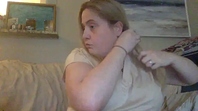 Snapshot of Hleigh327 chatting on June 2, 5:26 pm Hleigh327 online show from June 2, 5:26 pm