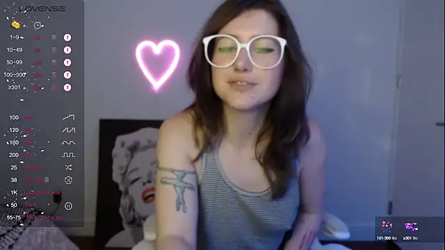 Snapshot of PlayfulApril chatting on December 17, 11:16 pm PlayfulApril online show from December 17, 11:16 pm