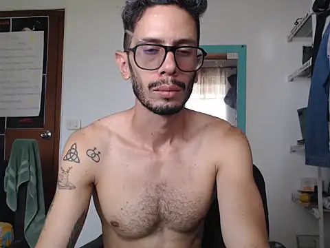 Snapshot of alisterxxx chatting on June 22, 3:42 pm alisterxxx online show from June 22, 3:42 pm