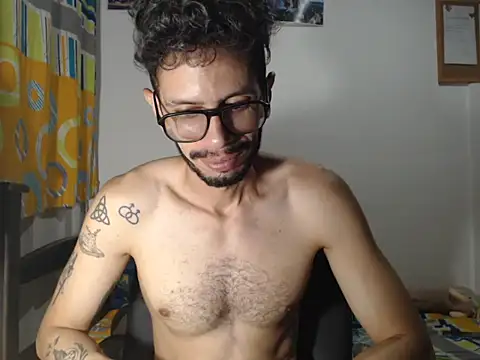 Snapshot of alisterxxx chatting on June 30, 1:06 am alisterxxx online show from June 30, 1:06 am