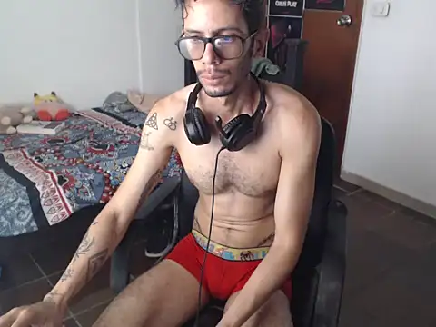 Snapshot of alisterxxx chatting on July 9, 2:54 pm alisterxxx online show from July 9, 2:54 pm
