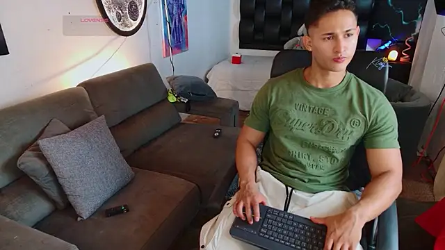 Snapshot of BenjaminCooperk chatting on July 6, 7:05 am BenjaminCooperk online show from July 6, 7:05 am