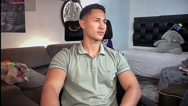 Snapshot of BenjaminCooperk chatting on July 19, 1:31 am BenjaminCooperk online show from July 19, 1:31 am