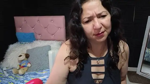 Snapshot of katifoxx chatting on April 1, 2:25 pm katifoxx online show from April 1, 2:25 pm