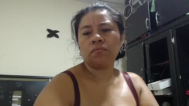 Snapshot of adrixxx38 chatting on May 29, 7:39 am adrixxx38 online show from May 29, 7:39 am