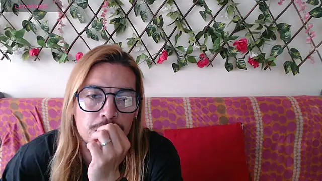 Snapshot of Jack_Emily1 chatting on May 22, 8:25 pm Jack Emily1 online show from May 22, 8:25 pm