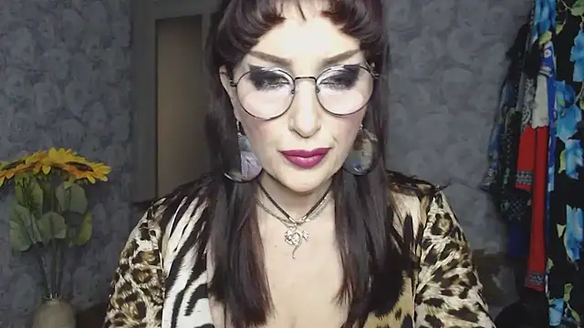 Snapshot of Aziza1 chatting on April 18, 1:04 pm Aziza1 online show from April 18, 1:04 pm