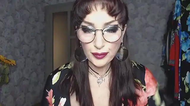 Snapshot of Aziza1 chatting on April 19, 1:32 pm Aziza1 online show from April 19, 1:32 pm