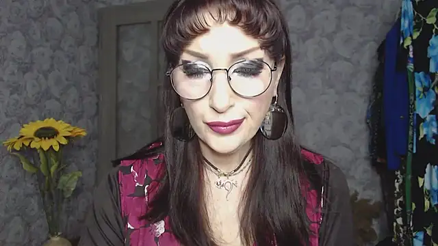Snapshot of Aziza1 chatting on May 4, 2:24 pm Aziza1 online show from May 4, 2:24 pm