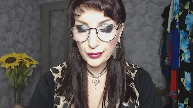Snapshot of Aziza1 chatting on May 9, 2:22 pm Aziza1 online show from May 9, 2:22 pm