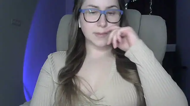 Snapshot of SeasonalSomeone chatting on April 22, 11:06 pm SeasonalSomeone online show from April 22, 11:06 pm