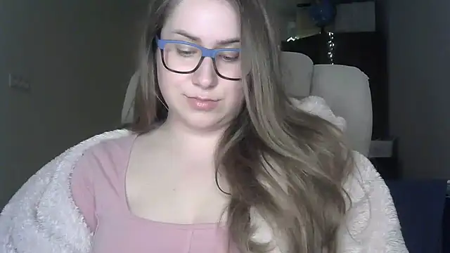 Snapshot of SeasonalSomeone chatting on May 4, 10:39 pm SeasonalSomeone online show from May 4, 10:39 pm