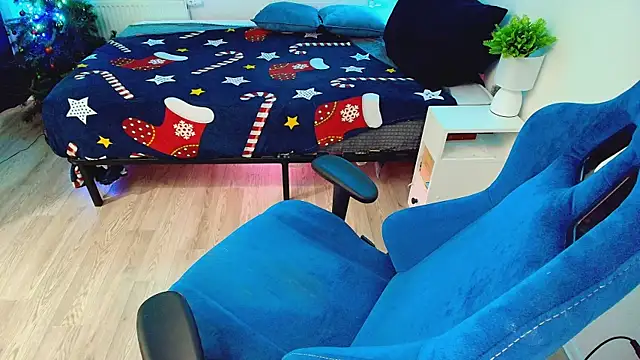 Snapshot of CranberryHot chatting on February 15, 8:24 am CranberryHot online show from February 15, 8:24 am