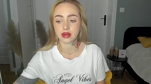 Snapshot of sexyCoralie chatting on May 5, 6:43 am sexyCoralie online show from May 5, 6:43 am