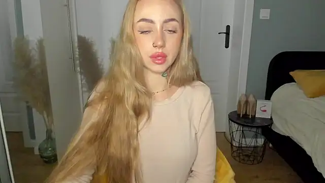 Snapshot of sexyCoralie chatting on May 18, 6:41 am sexyCoralie online show from May 18, 6:41 am