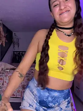 Snapshot of deepthroatlatina chatting on February 6, 6:51 am deepthroatlatina online show from February 6, 6:51 am