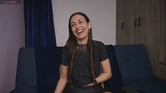 Snapshot of Swetisabella01 chatting on May 16, 1:02 am Swetisabella01 online show from May 16, 1:02 am