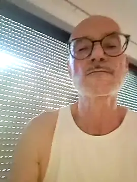 Snapshot of BerndisCam chatting on July 3, 4:35 pm BerndisCam online show from July 3, 4:35 pm