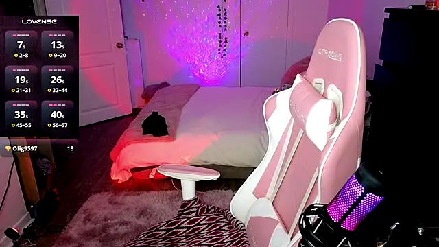 Snapshot of queenxlexy chatting on January 20, 10:37 pm queenxlexy online show from January 20, 10:37 pm