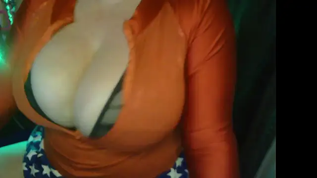 Snapshot of HoneyChambers chatting on July 5, 2:40 am HoneyChambers online show from July 5, 2:40 am