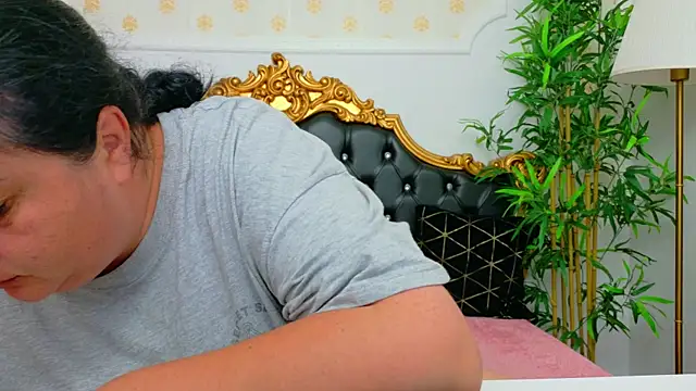 Snapshot of AleshaArabian chatting on May 7, 3:23 am AleshaArabian online show from May 7, 3:23 am