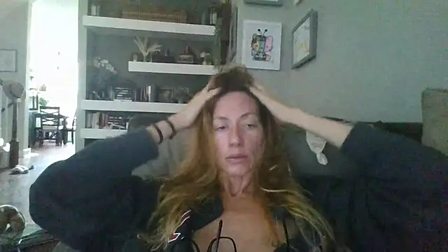 Snapshot of Rhodesxox chatting on October 8, 6:38 pm Rhodesxox online show from October 8, 6:38 pm