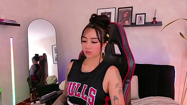 EmmyEvans1 online show from April 3, 7:34 pm