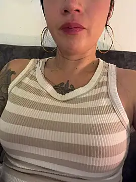 Snapshot of EmmyEvans1 chatting on May 28, 7:33 pm EmmyEvans1 online show from May 28, 7:33 pm