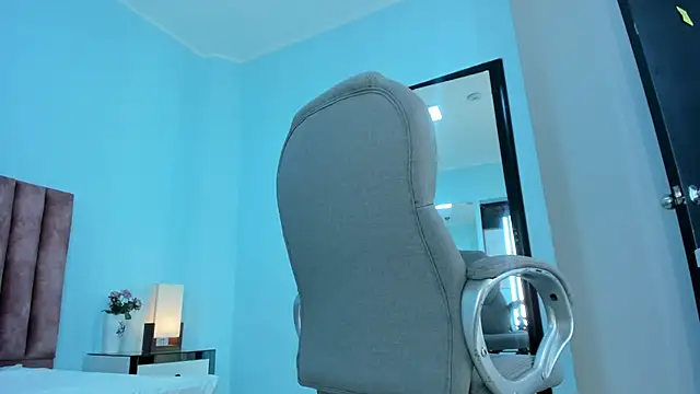 tati saldarriaga online show from November 26, 1:01 pm