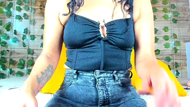 Snapshot of alyssia_ocean chatting on February 15, 12:22 pm alyssia ocean online show from February 15, 12:22 pm