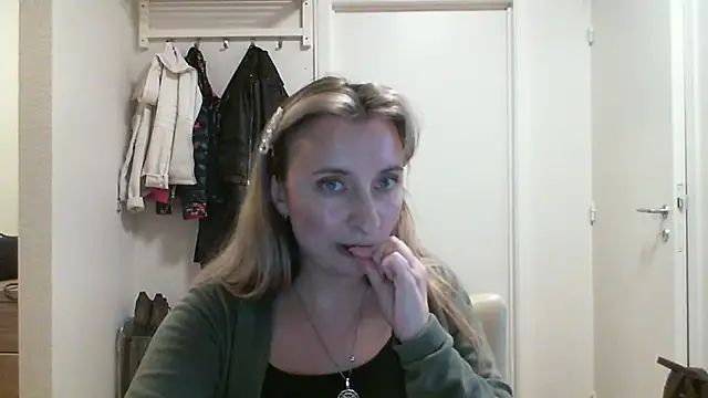 SusanCurt online show from October 14, 1:12 pm