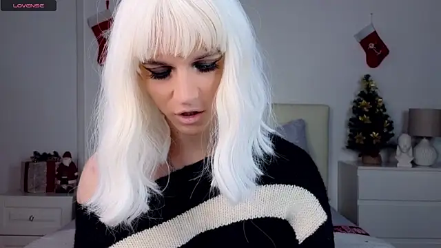 Snapshot of HelenSpellman chatting on January 12, 5:24 am HelenSpellman online show from January 12, 5:24 am