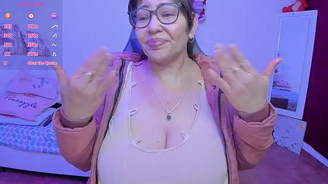 esmeralda milf online show from April 13, 7:52 pm