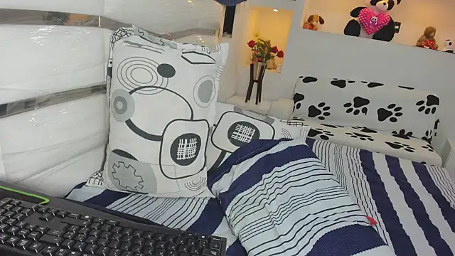 Snapshot of yina-rosse chatting on May 12, 9:56 pm yina-rosse online show from May 12, 9:56 pm