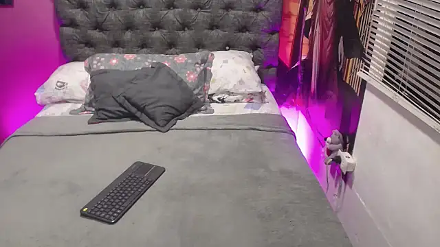 JEENEVIEVE online show from November 11, 6:30 pm