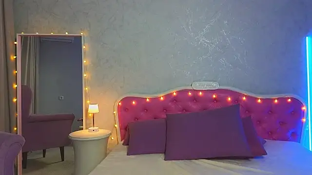 Snapshot of Ariana_Petite chatting on December 11, 12:23 am Ariana Petite online show from December 11, 12:23 am
