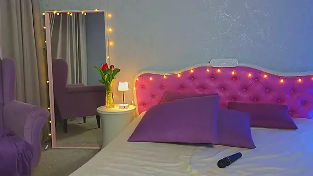 Snapshot of Ariana_Petite chatting on March 7, 2:25 am Ariana Petite online show from March 7, 2:25 am