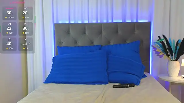 Snapshot of Ariana_Petite chatting on October 2, 12:17 am Ariana Petite online show from October 2, 12:17 am