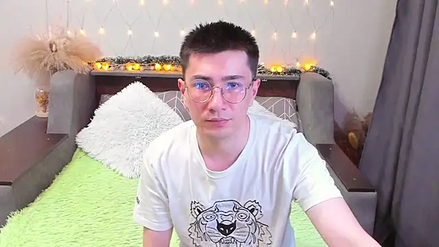 Snapshot of Yumi_steve chatting on February 9, 8:45 pm Yumi steve online show from February 9, 8:45 pm