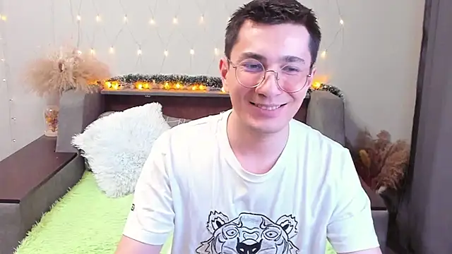 Snapshot of Yumi_steve chatting on February 23, 8:33 pm Yumi steve online show from February 23, 8:33 pm