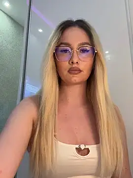 Snapshot of mollyxxx chatting on June 2, 2:13 am mollyxxx online show from June 2, 2:13 am