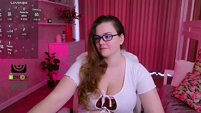 Snapshot of KellyKleine chatting on June 18, 6:46 am KellyKleine online show from June 18, 6:46 am