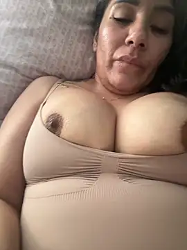 Snapshot of Aw_ThROAt9 chatting on April 13, 3:39 pm Aw ThROAt9 online show from April 13, 3:39 pm